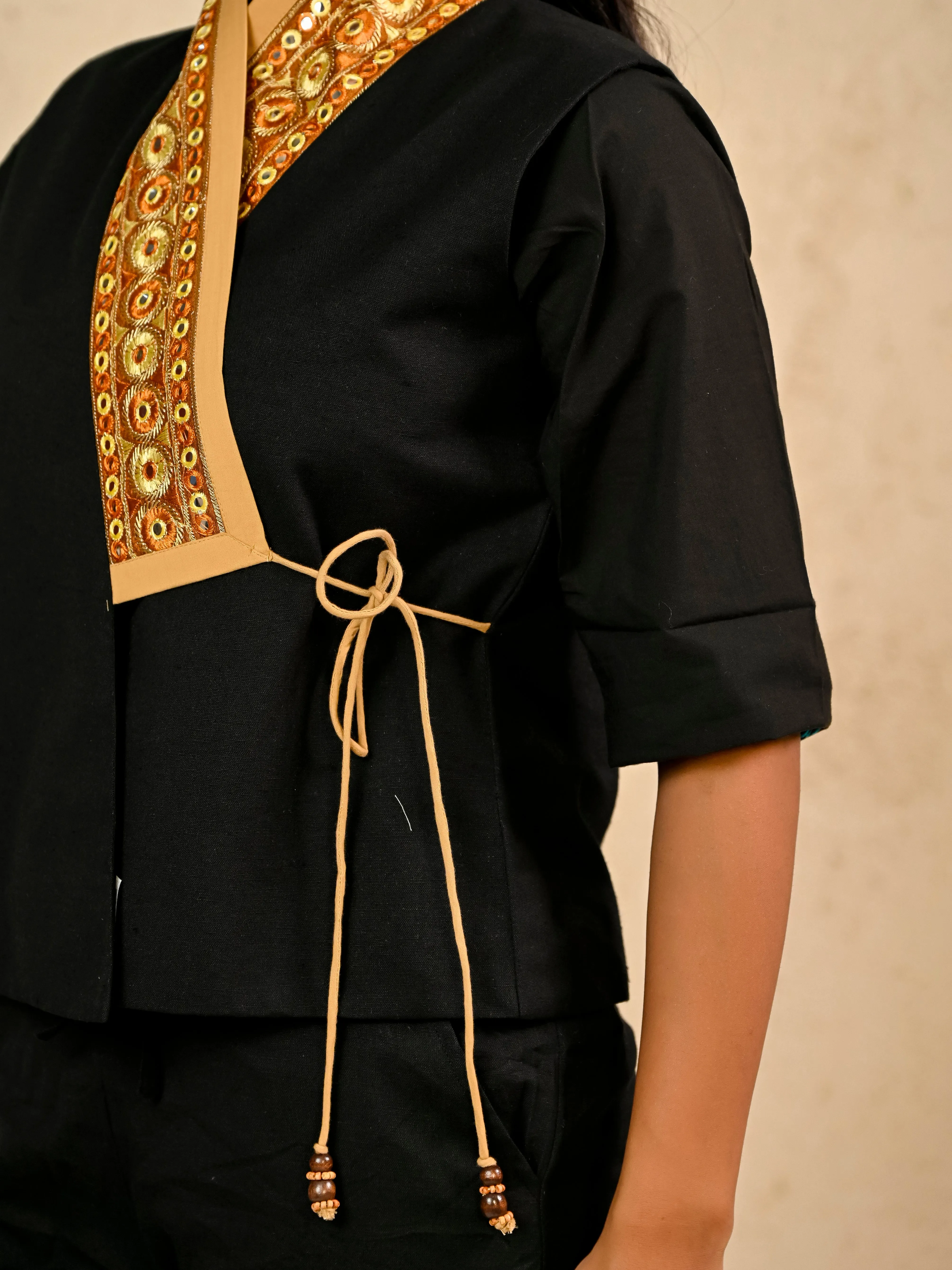 BLACK EMBROIDERY LACE SHORT JACKET