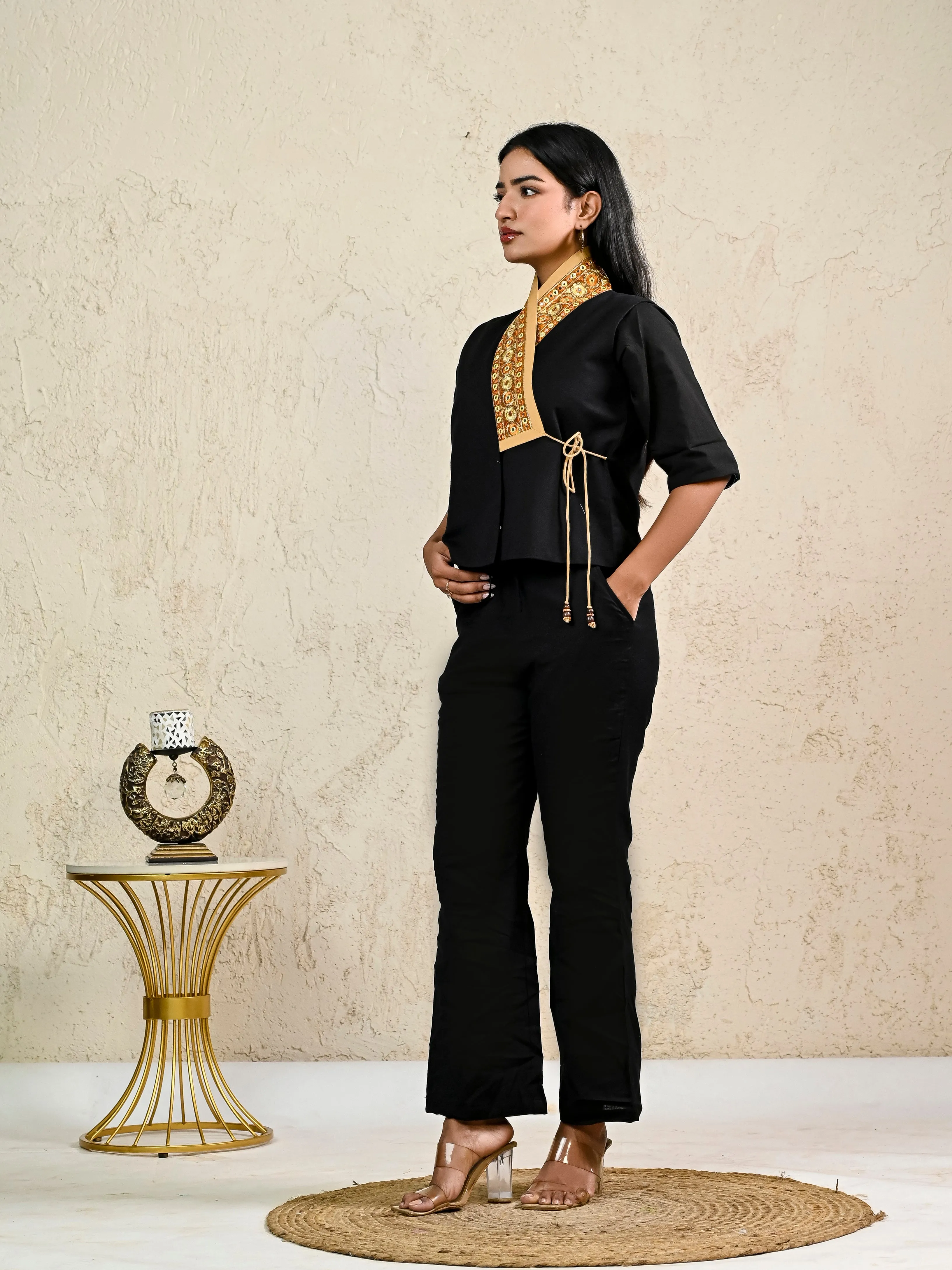 BLACK EMBROIDERY LACE SHORT JACKET