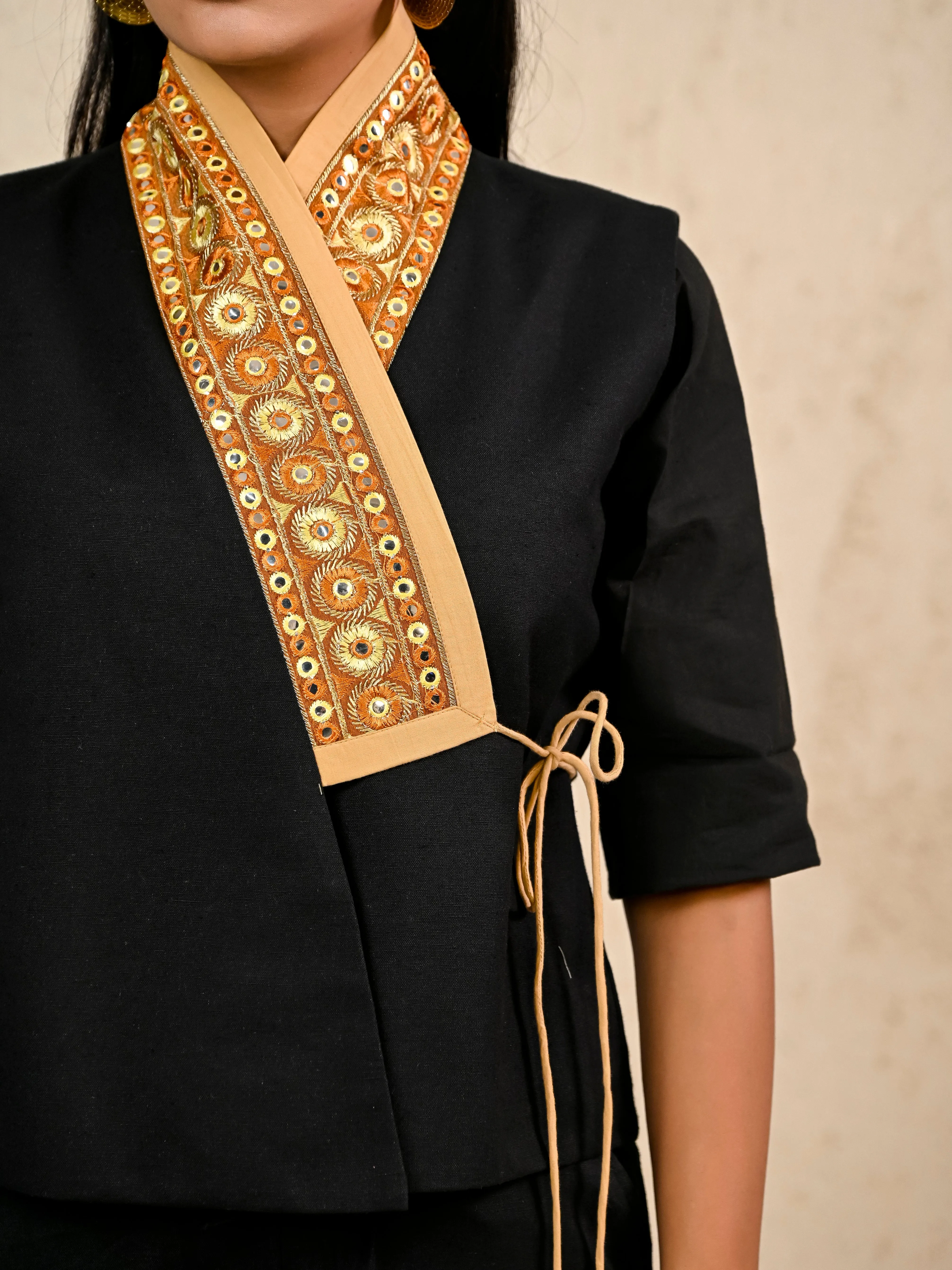 BLACK EMBROIDERY LACE SHORT JACKET