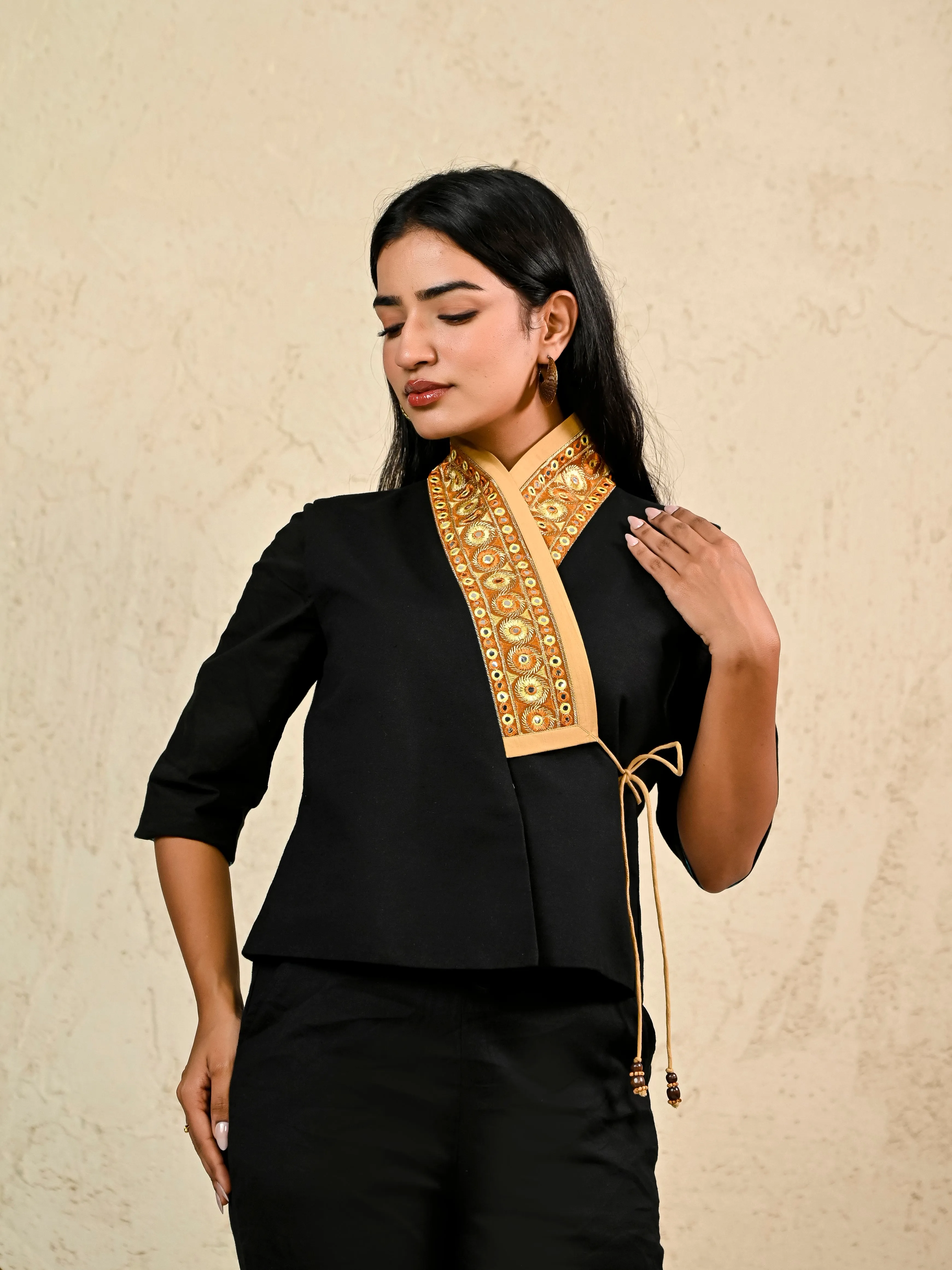 BLACK EMBROIDERY LACE SHORT JACKET