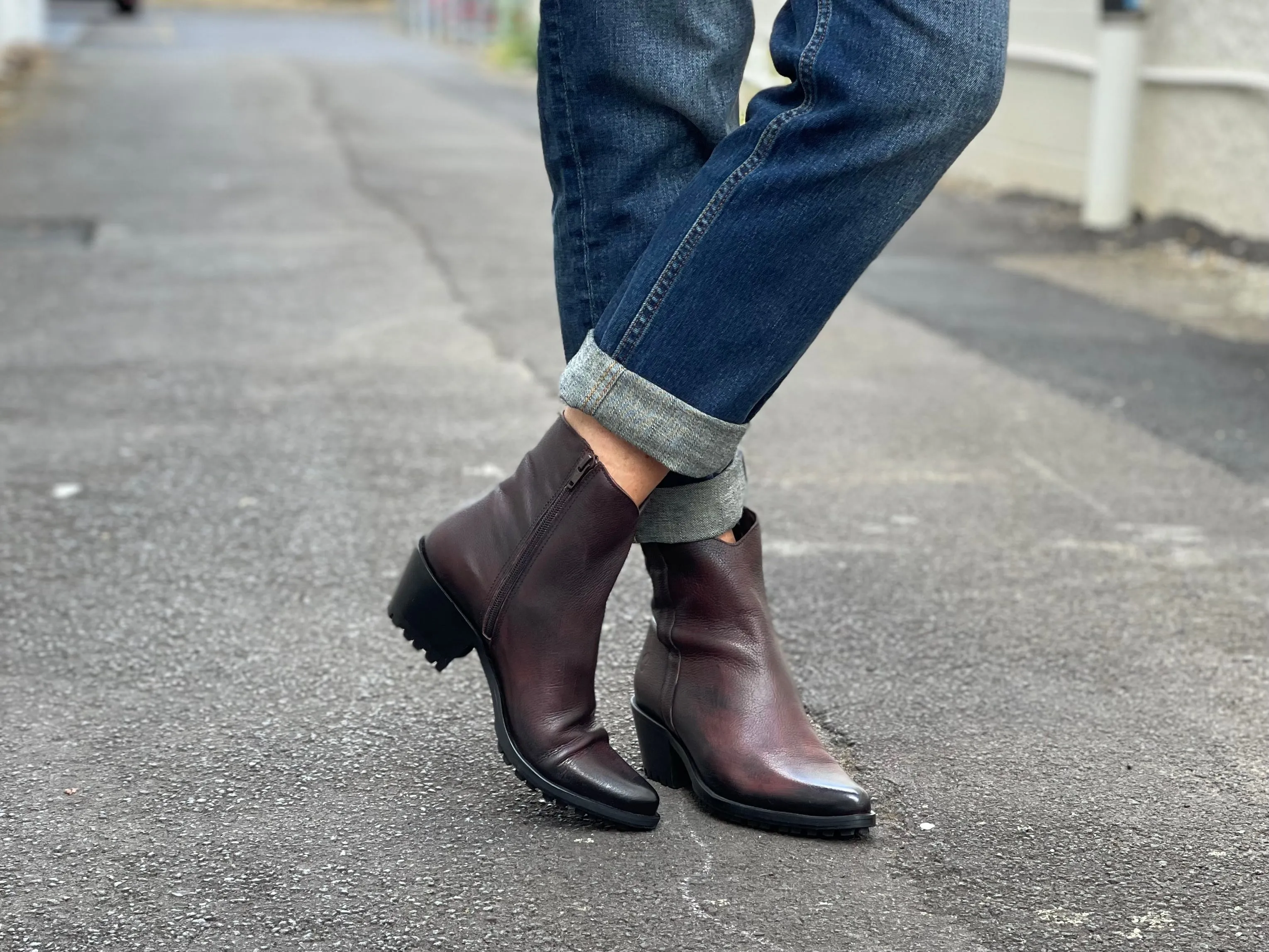 Felmini Nancy available in 2 colours
